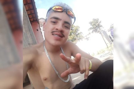 Islan Nogueira, jovem morto durante blitz da PMDF. Jovem sem camisa, usa corrente no pescoço e tem um óculos espelhado na cabeça - Metrópoles