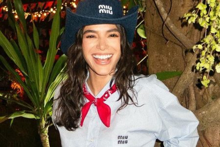 Bruna Marquezine cai na gargalhada - Metrópoles