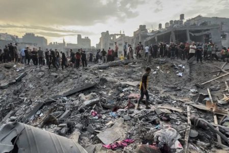 Imagem colorida mostra destruição deixada no campo de refugiados de jabalia, após ataque aéreo - Metrópoles