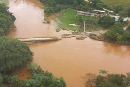 Chuvas provocam rompimento de ponte e isolam comunidade rural de Rio Branco do Sul