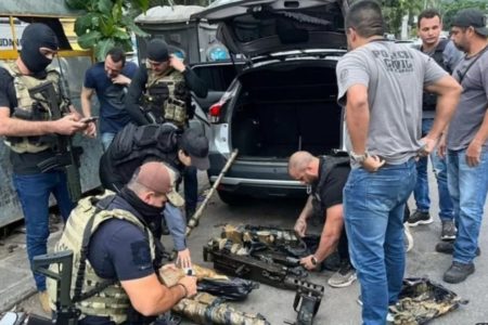 foto colorida das metralhadoras do Exército recuperadas no Rio de Janeiro - Metrópoles