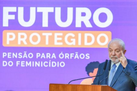 Foto colorida mostra o presidente Lula e, ao fundo, há o nome do projeto: Futuro protegido - Pensão para órfãos de feminicídio - Metrópoles