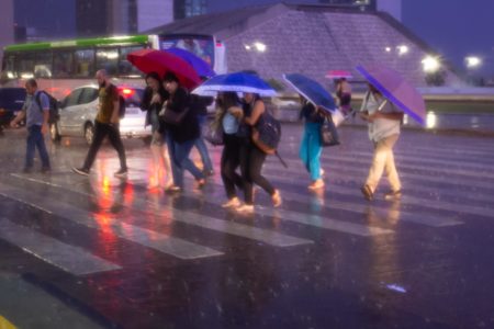 Pessoas se protegem da chuva na Rodoviária do Plano Piloto - Metrópoles