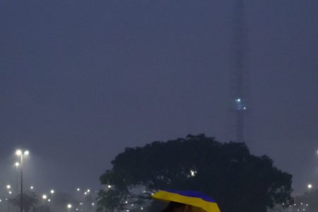 Pessoas se protegem da chuva na Rodoviária do Plano Piloto - Metrópoles