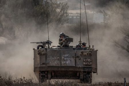 Imagem colorida mostra Veículo blindado israelense dirige na fronteira Gaza-Israel em meio ao conflito - Metrópoles