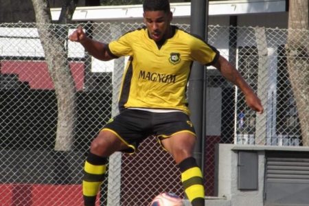 Foto colorida mostra jogador de futebol com camisa amarela do São Bernardo FC