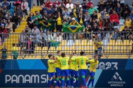 Imagem colorida da Seleção comemorando com torcedores - Metrópoles