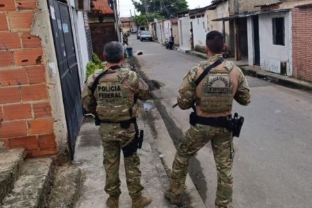 Imágem colorida da Polícia Federal na Operação Embryo, em busca de milicianos