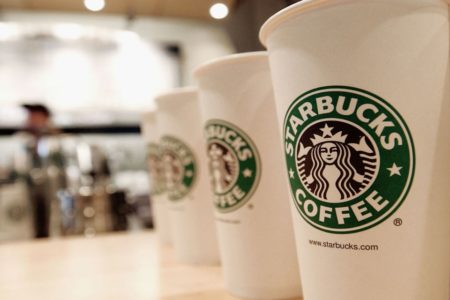 Imagem de copo da Starbucks, com o tradicional logotipo da rede - Metrópoles