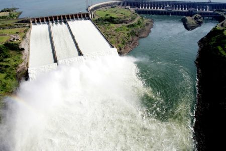 Itaipu abre vertedouro para escoar excesso de água