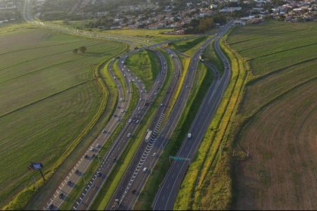 Imagem aérea de estrada paulista, muito movimentada em dias de feriado - Metrópoles