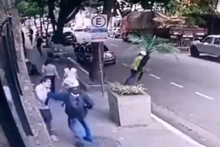 Imagem colorida de câmera de segurança mostra motociclistas roubando pedestres diferentes ao mesmo tempo em São Paulo - Metrópoles