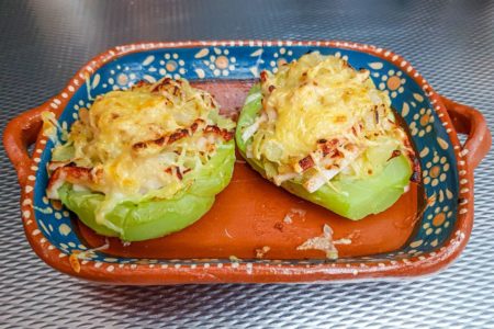 chuchu recheado com carne moída e queijo gratinado