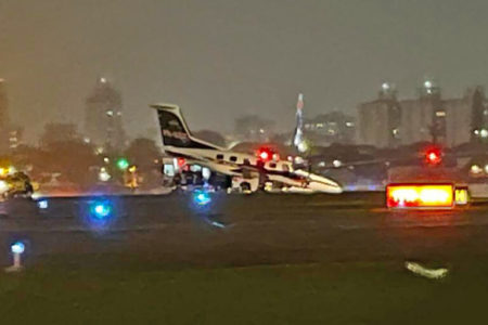 Imagem colorida mostra avião parado na pista do aeroporto de Congonhas, na zona sul de São Paulo - Metrópoles