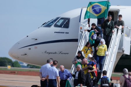 imagem colorida brasileiros repatriados - metrópoles