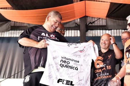 Fotografia colorida mostra o vereador Milton Leite (União Brasil) segurando camisa autografada do Corinthians - Metrópoles