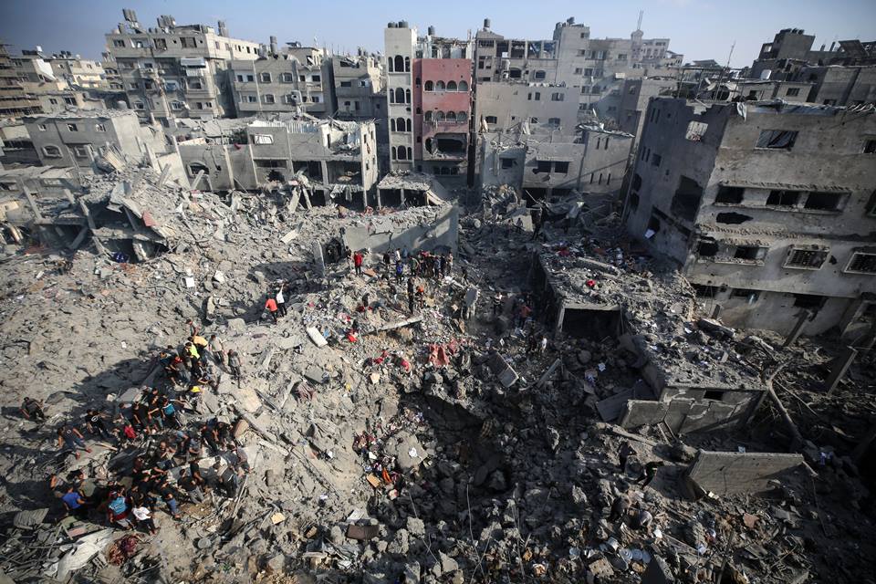 Israel Foto colorida de prédio atacado por Israel em Gaza - Metrópoles