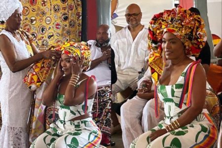 montagem com duas fotos da atriz angela basset de cropped e calça brancos com estampa verde com turbante colorido - metrópoles