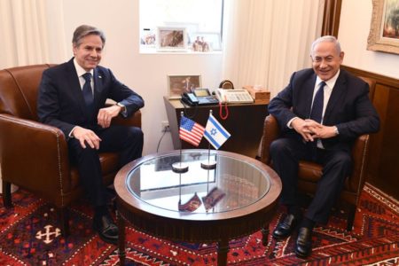 Imagem colorida mostra Secretário de Estado dos EUA, Antony Blinken, e o primeiro-ministro de Israel, Benjamin Netanyahu gaza - Metrópoles