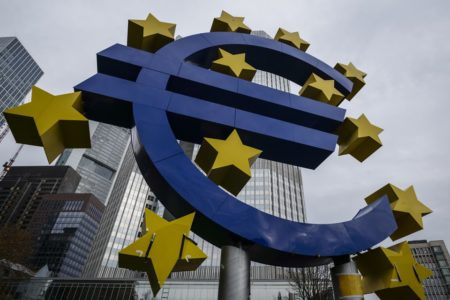 Imagem do símbolo do euro posicionada em frente à sede do Banco Central Europeu - Metrópoles