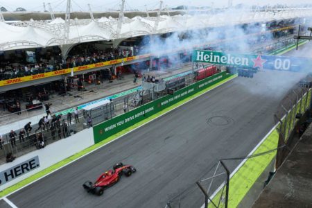 foto colorida com imagem do alto de carro de corrida em Interlagos durante o Grande Prêmio São Paulo de Fórmula 1 - Metrópoles