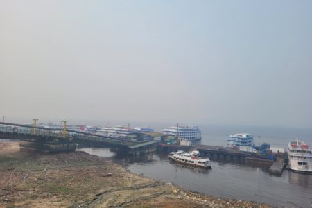 Foto colorida mostra resultado da seca e das queimadas nos rios e céu de Manaus - Metrópoles