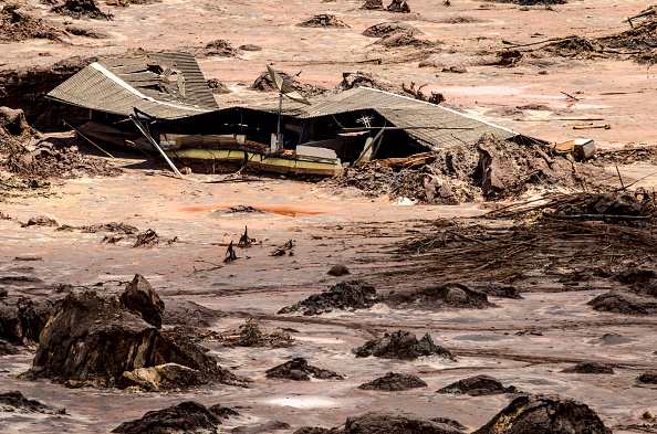 Imagem colorida da destruição causada pelo rompimento da barragem - Metrópoles