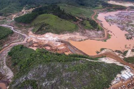 Imagem colorida da destruição causada pelo rompimento da barragem - Metrópoles