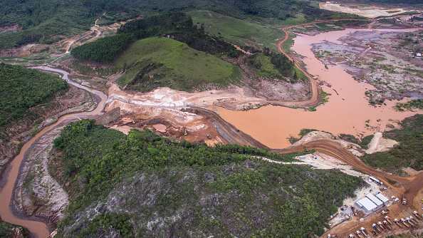 Imagem colorida da destruição causada pelo rompimento da barragem - Metrópoles