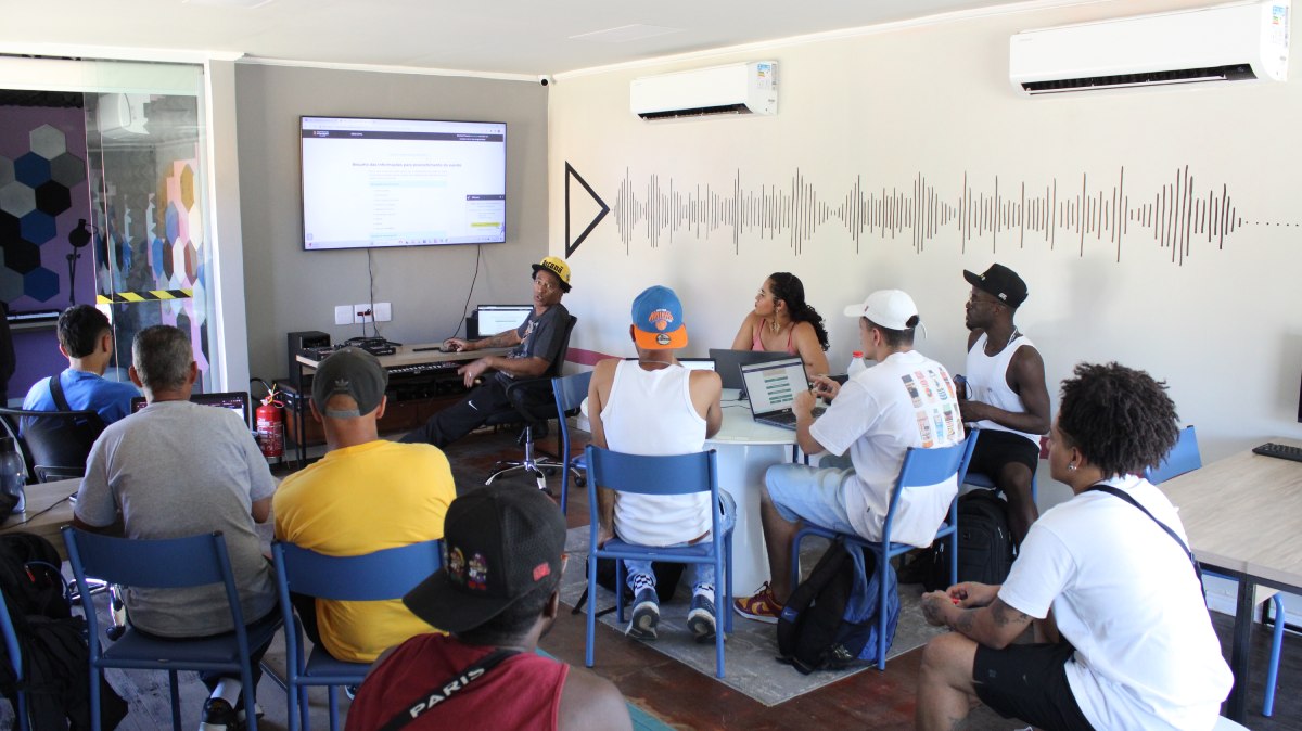 Foto colorida de uma das aulas de economia criativa da Rede Daora em São Paulo - Metrópoles