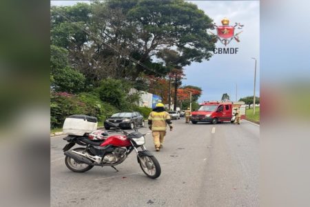 O Corpo de Bombeiros Militar do Distrito Federal (CBMDF) atendeu, na tarde desta sexta-feira (03/11), uma ocorrência de um acidente envolvendo um carro e uma motocicleta. O incidente aconteceu na marginal da EPTG, altura do viaduto Israel Pinheiro, em sentido SIA. O condutor do veículo menor foi transportado para o Instituto Hospital de Base de Brasília (IHBB).