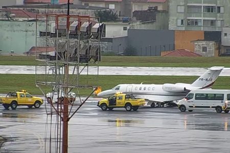 Imagem colorida mostra avião executivo que derrapou na pista principal do Aeroporto de Congonhas - Metrópoles