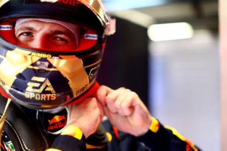 Imagem mostra piloto Max Verstappen usando capacete - Metrópoles