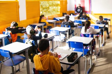 Alunos e professora em sala de aula - Metrópoles