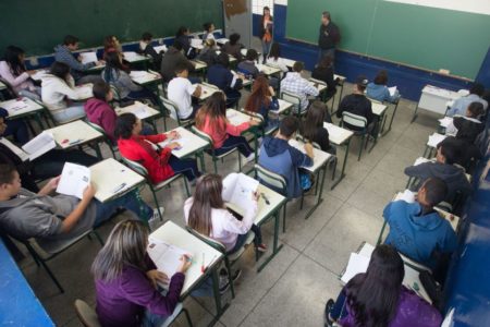 Foto colorida de sala de aula repleta de alunos em escola estadual de São Paulo - Metrópoles