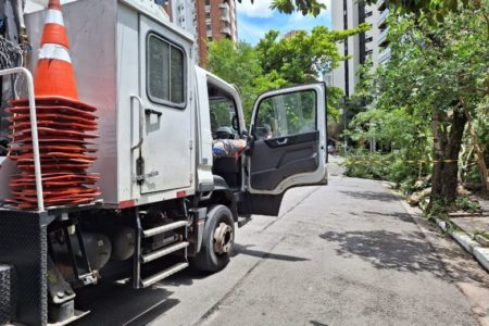 Imagem colorida mostra caminhão da Enel em trabalho para o restabelecimento da energia em São Paulo - Metrópoles