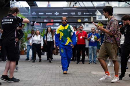 Imagem colorida de Lewis Hamilton caminahndo em direção a câmera no GP do Brasil - MEtrópoles