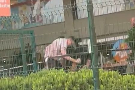 imagem colorida mostra homem esfaqueando outro em supermercado de blumenau; motivação para o crime seria a venda de uma paçoca - Metrópoles