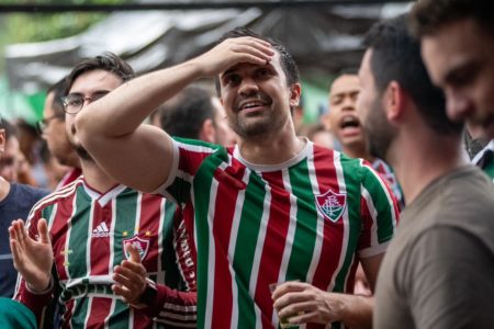 Imagem colorida de torcedores do Fluminense