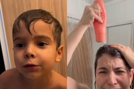 Foto colorida de uma criança e uma mulher usando shampoo - Metrópoles