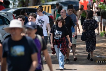 Foto colorida dos alunos do DF chegando para o Enem - Metrópoles