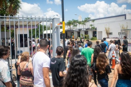 Foto colorida dos alunos do DF chegando para o Enem - Metrópoles