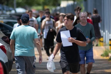 Foto colorida dos alunos do DF chegando para o Enem - Metrópoles