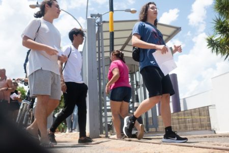 Foto colorida dos alunos do DF chegando para o Enem - Metrópoles