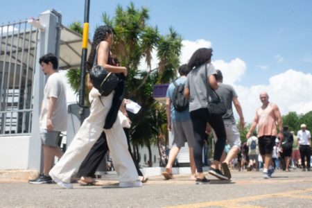 Foto colorida dos alunos do DF chegando para o Enem - Metrópoles