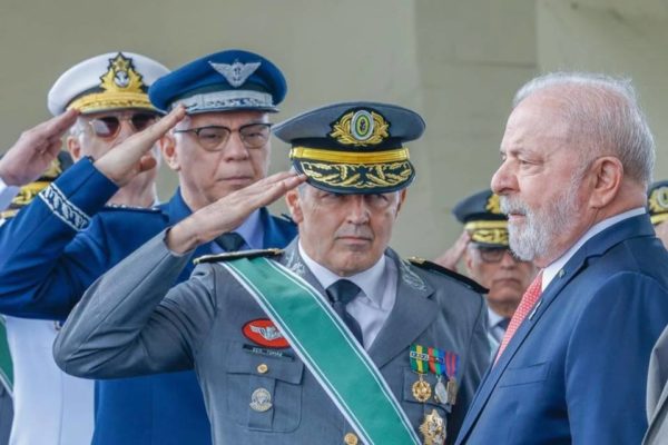 Foto colorida do presidente Lula e os chefes das Forças Armadas - Metrópoles