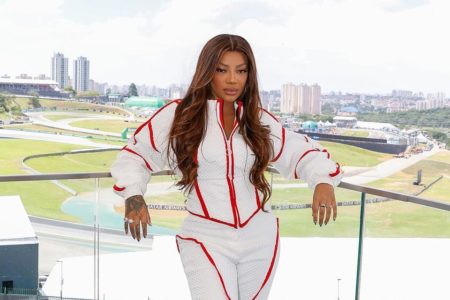 Foto colorida de Ludmilla no GP do Brasil de Fórmula 1 - Metrópoles