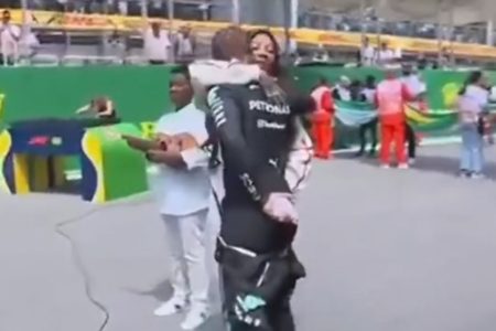 Print de um vídeo de Ludmilla e Lewis Hamilton - Metrópoles