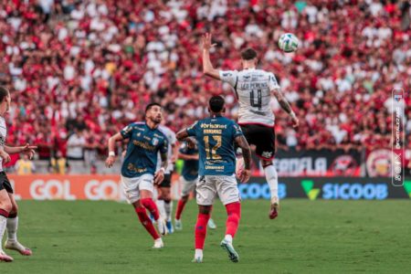 Imagem mostra jogadores de Flamengo e Fortaleza - Metrópoles