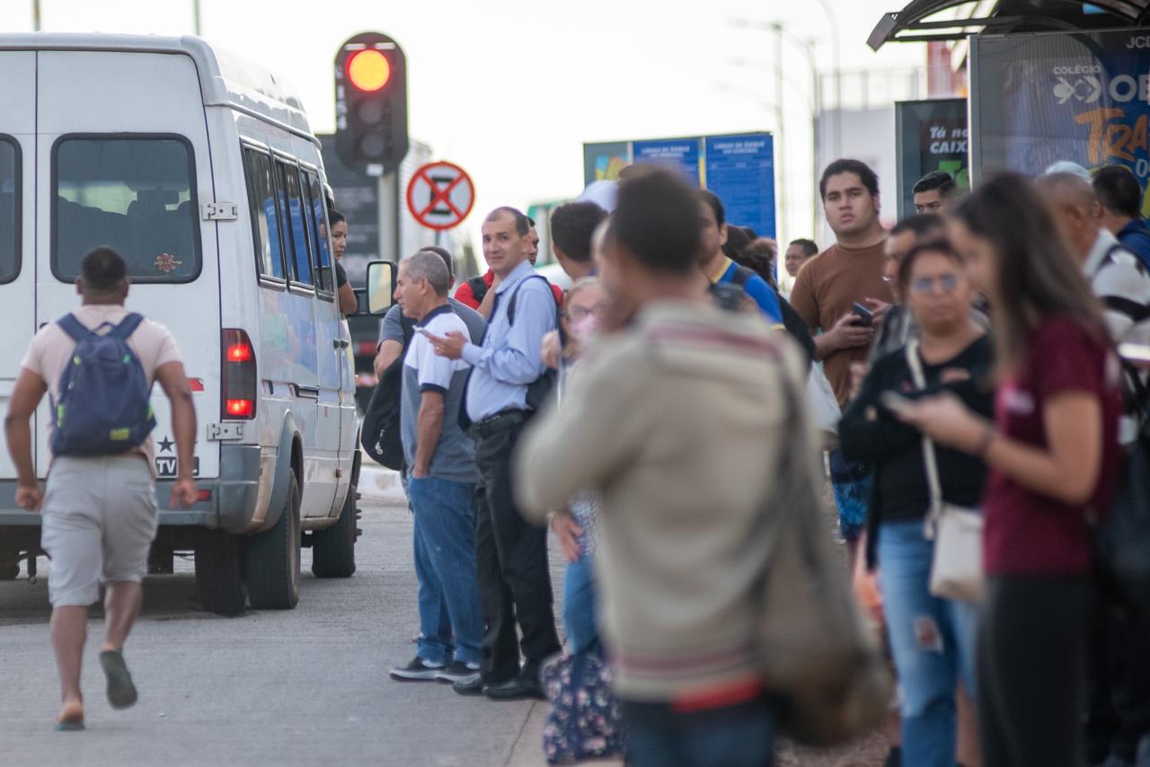 Passageiros em ponto de ônibus